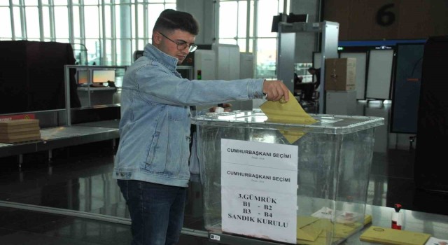 İstanbul Havalimanında 15 binden fazla seçmen oy kullandı