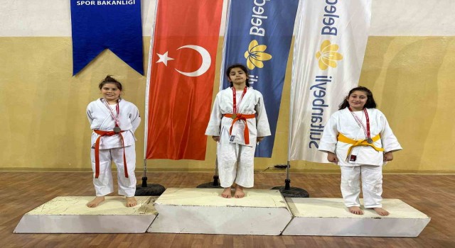 İstanbul Süper Minikler İl Şampiyonasında Büyükçekmeceyi temsil eden sporcular 1 altın 1 bronz madalya kazandı