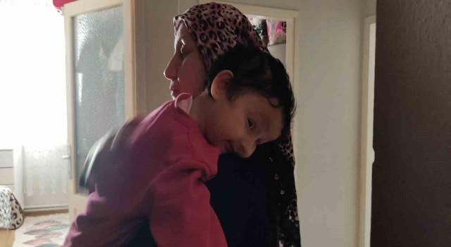 İstanbulda 7 katlı apartmandan 3 yaşındaki çocuk otomobilin üzerine düştü