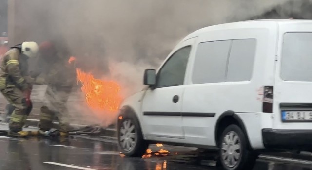 İstanbulda araç alev alev yandı, İBB itfaiyesi müdahale edemedi