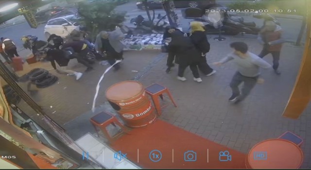İstanbulda dehşet anları kamerada: Araç yayaların arasına daldı