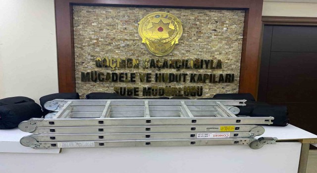 İstanbulda minibüste 15 kaçak göçmen yakalandı