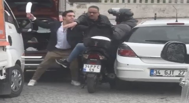 İstanbulda satırlı dehşet kamerada: Yumruk atıp kuryeye saldırdı