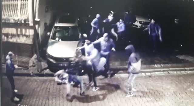 İstanbulda sosyal medya fenomenine tekme ve yumruklu saldırı kamerada: Sanatçının 20 bin lirasını gasp ettiler