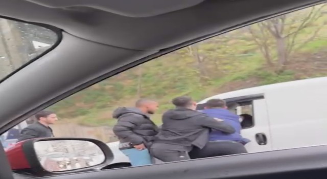 İstanbulda trafikte yumruklu ve sopalı kavga