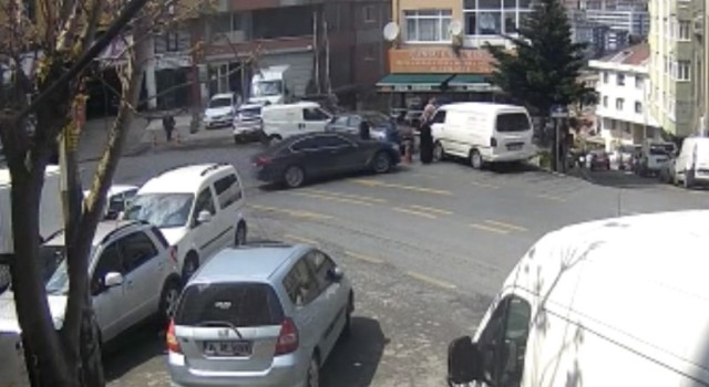 İstanbulda vatandaşlar minibüsün altında kalan kadın için seferber oldu: O anlar kamerada