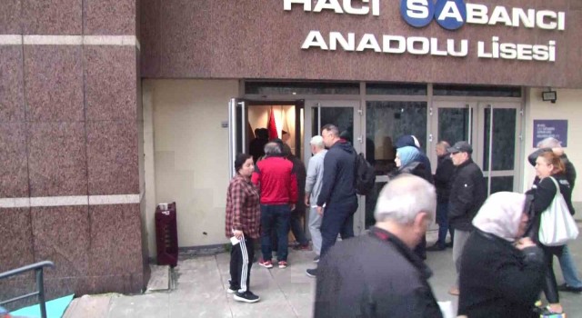 İstanbulda vatandaşlar oy kullanmaya başladı