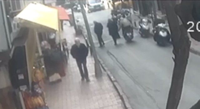 İstanbulda yaşlı çifte kapkaç kamerada: Polis siyah bantlı plakadan çözdü