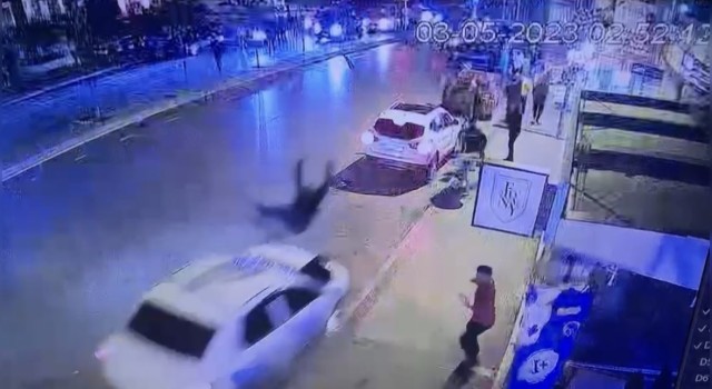 İstanbulun göbeğinde dehşet anları kamerada: Aracını üzerlerine sürüp adamı öldürdü