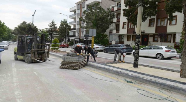 İstasyon Caddesindeki kaldırım yenileme çalışmaları devam ediyor