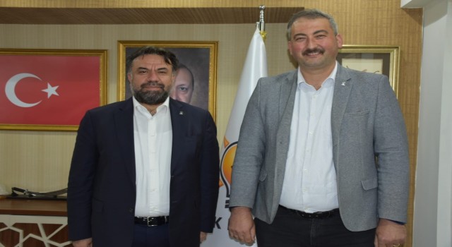 İstifa eden Gelecek Partisi Balıkesir İl Başkanı AK Parti rozeti taktı