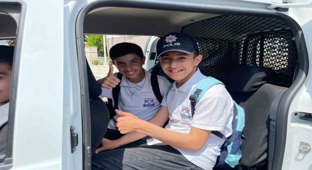 İzmir polisi özel öğrencilerin yanında