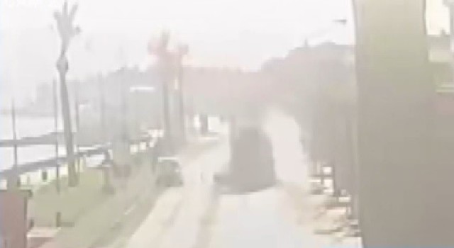 İzmirde 1 kişinin öldüğü 6 kişinin yaralandığı kaza anı kamerada