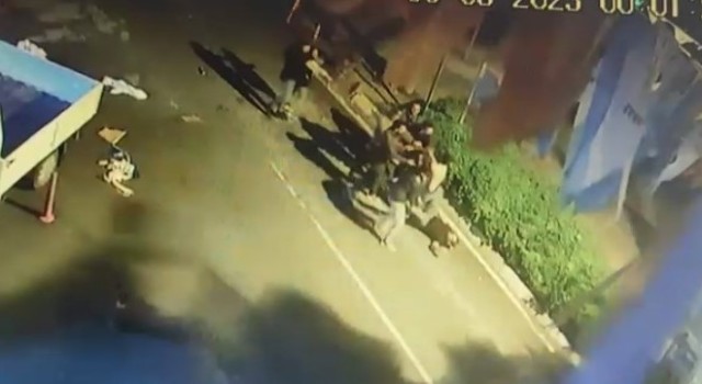 İzmirde 4 kişilik grup, bayrak asan AK Partililere sataşıp küfredince kavga çıktı