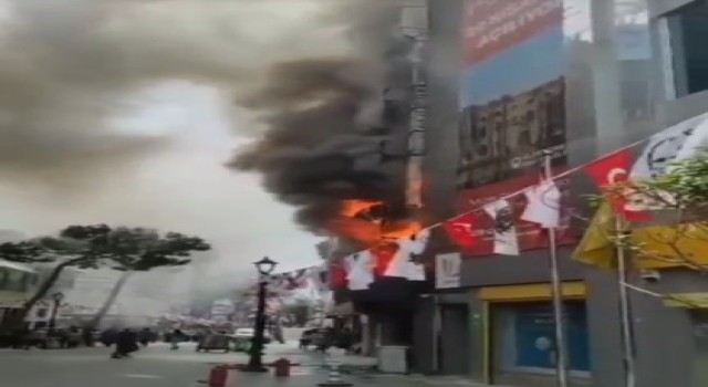 İzmirde bir lokanta alev alev yandı