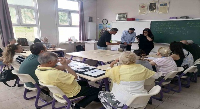 İzmirde cumhurbaşkanlığı 2. tur seçiminde oy kullanma işlemi 17.00 itibariyle sona erdi. Sandık görevlileri, sandıkları açmaya başladı.