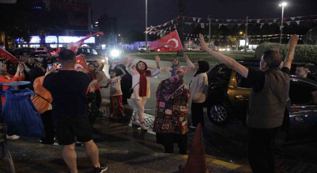 İzmirde Erdoğanın zaferi kutlandı