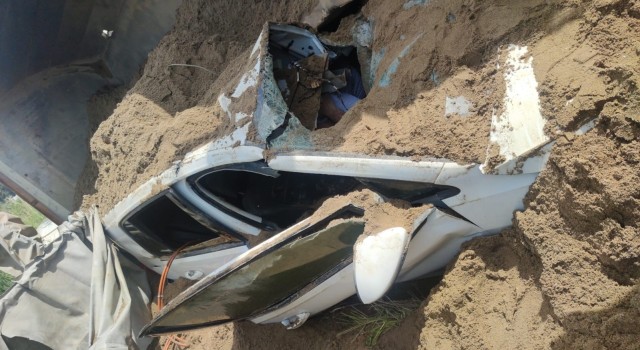 İzmirde feci kaza: Kum yüklü kamyon, otomobilin üzerine devrildi