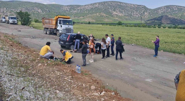 İzmirde iki otomobil kafa kafaya çarpıştı: 6 yaralı