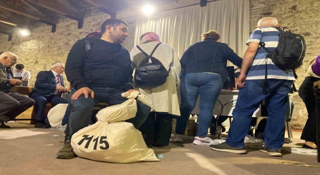 İzmirde ilçe seçim kurullarında oy pusulası yoğunluğu