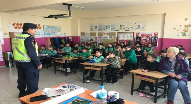 İzmirde jandarmadan öğrencilere trafik eğitimi
