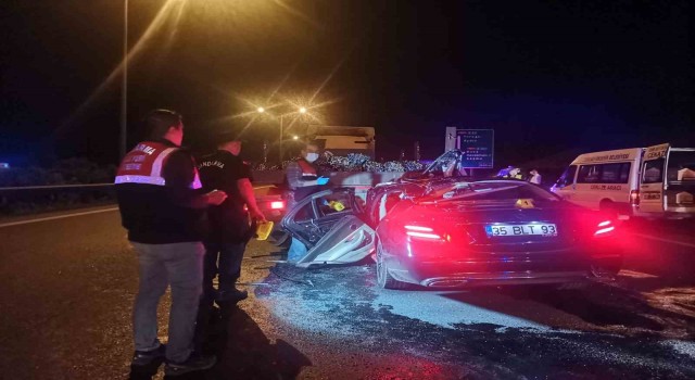 İzmirde otomobil tıra ok gibi saplandı: 1 ölü