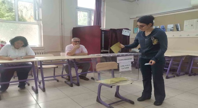 İzmirde oy kullanma işlemleri başladı