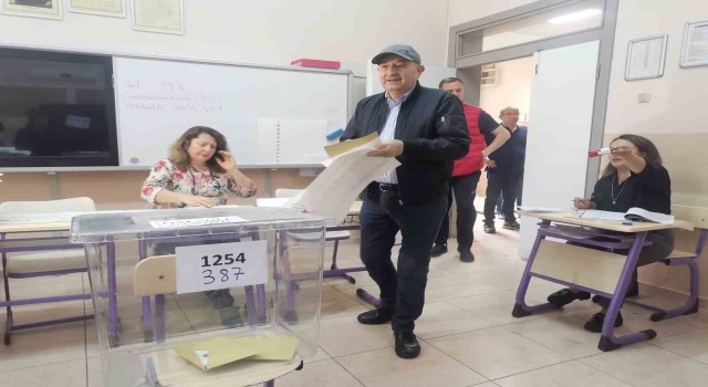 İzmirde seçim günü 15 bin 749 personel görevde