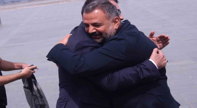 İzmirdeki taşlı-sopalı olayın ardından AK Parti ve CHPli başkanlar sarılarak poz verdi