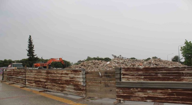 İzmirin 40 yıllık Pisa Kuleleri yıkıldı