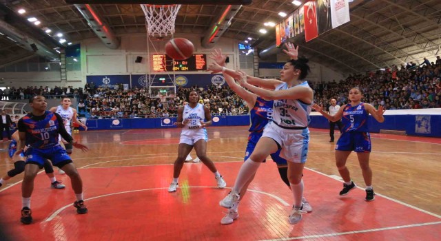 İzmit Belediyespor Süper Lige yükseldi