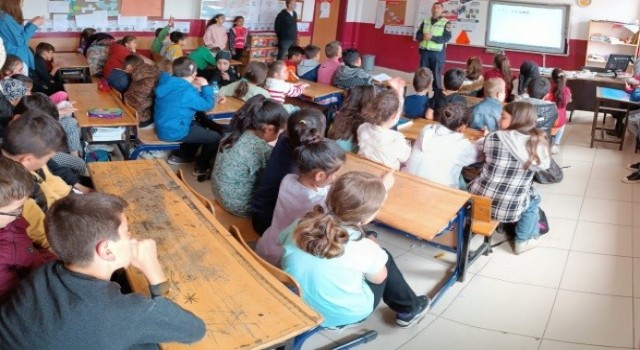 Jandarma ekipleri ilk ve ortaokul öğrencilerine trafik eğitimi verdi