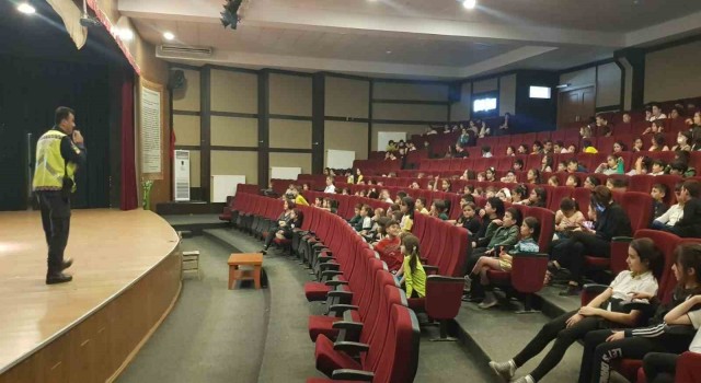 Jandarma ekipleri öğrencileri bilgilendirdi