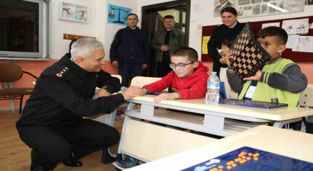 Jandarma görme engelli miniklerin gönüllerine dokundu