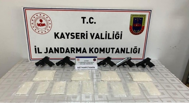 Jandarmadan uyuşturucu tacirine suçüstü: Uyuşturucuyu kombiye saklamışlar