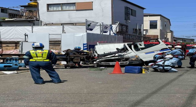 Japonyada vinç araçların üzerine devrildi: 1 ölü, 1 yaralı