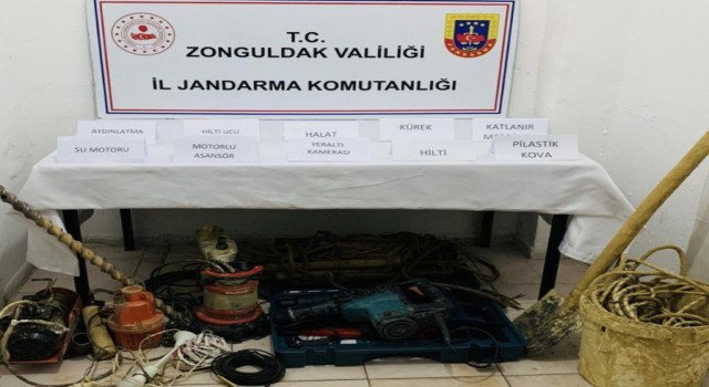 Kaçak kazıda yılan kamerayla yakalandılar
