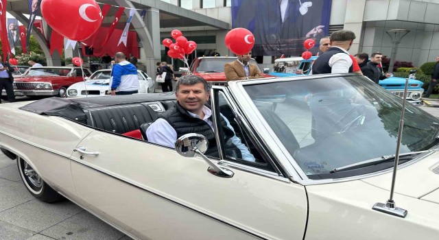 Kadıköyde 19 Mayıs klasik otomobiller eşliğinde kutlandı