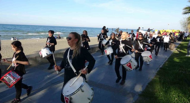 Kadınlar bandosu eşliğinde engelliler farkındalık yürüyüşü