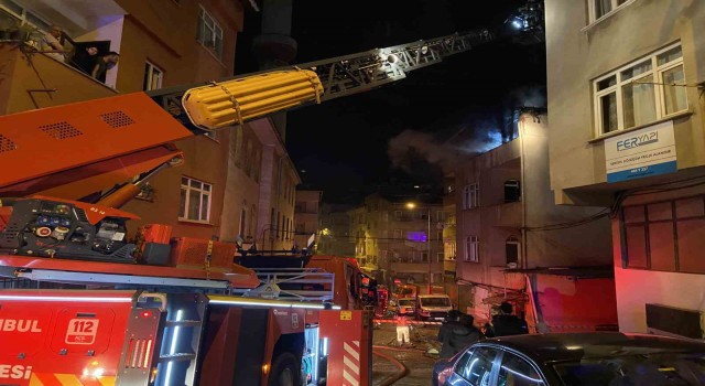 Kağıthanede 3 katlı binanın çatısı alev topuna döndü