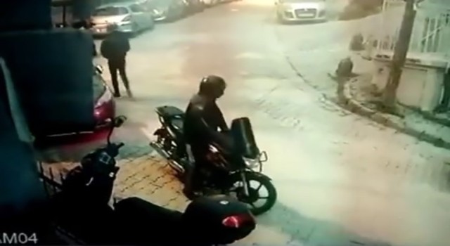 Kağıthanede soğuk kanlı motosiklet hırsızları kamerada