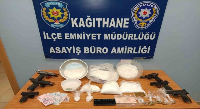 Kağıthanede uyuşturucu satan iki şüpheli yakalandı