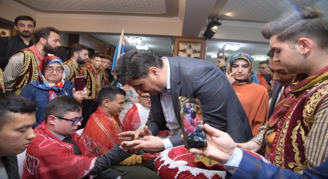 Kahramankazanda engelli gençlere asker kınası yakıldı
