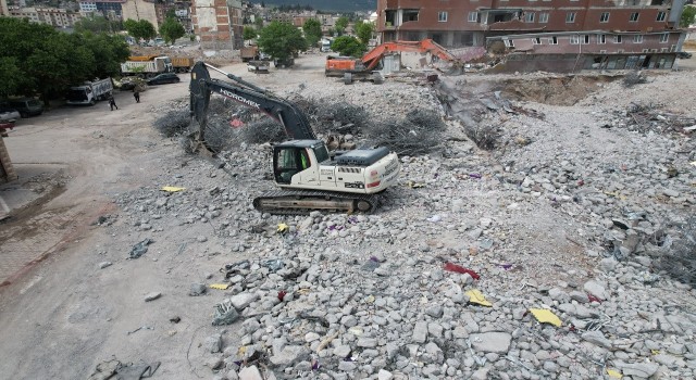 Kahramanmaraşta ağır hasarlı yapılar yıkılıyor, enkaz kaldırma sürüyor
