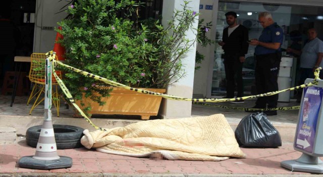 Kaldırım üzerinde cansız bedeni bulundu, üzerine yorgan örttüler