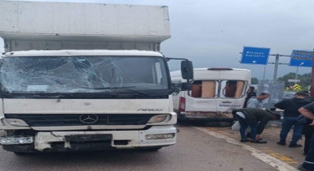Kamyon işçi servisine çarptı: 7 yaralı