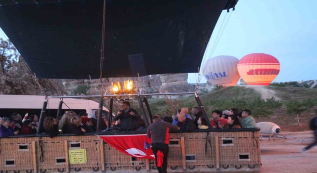 Kapadokyada balonlar Türk Bayrakları ile havalandı