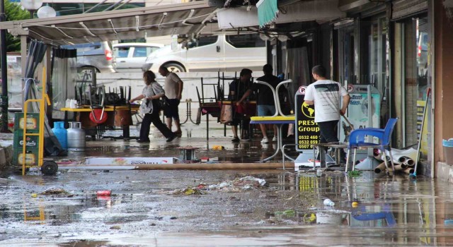 Karabağlar Belediyesinin önünü su bastı, vatandaşlar tepki gösterdi