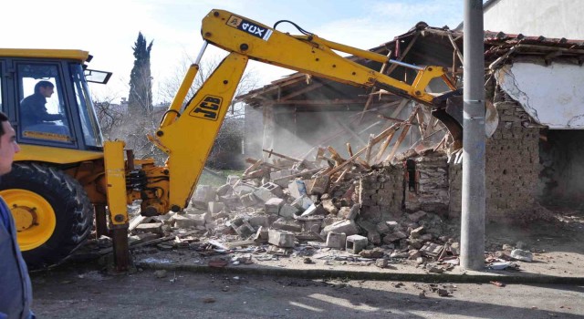 Karacabeyde metruk binalara geçit yok