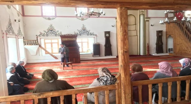 Karacasuda hacı adaylarına seminer verildi